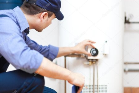 Técnico a fazer manutenção a uma caldeira a gás