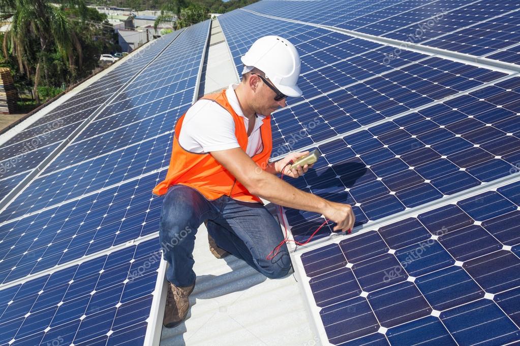 Técnico a instalar painéis solares térmicos