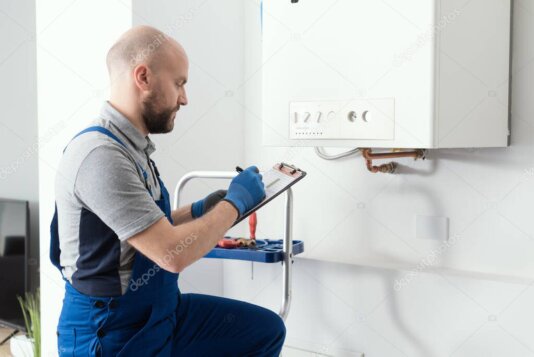 Técnico a verificar a segurança de uma caldeira a gás