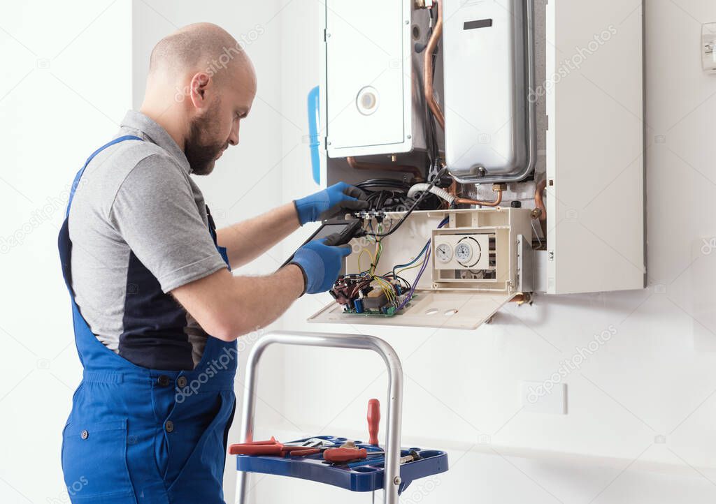 Técnico a fazer análise de combustão a uma caldeira