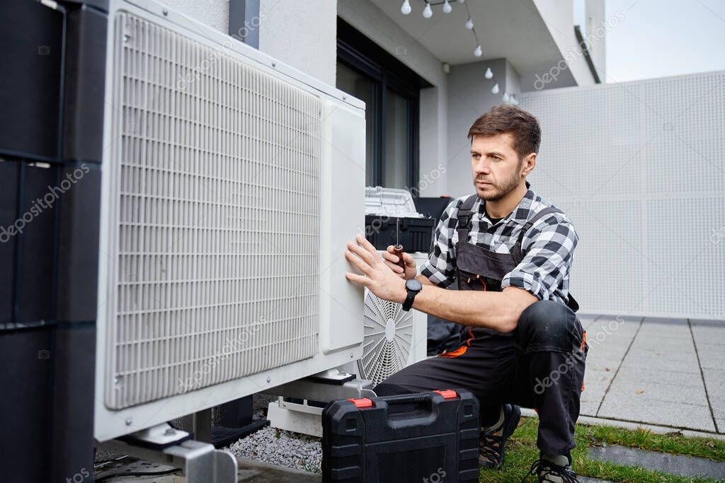 Técnico a instalar equipamento de AQS eficiente